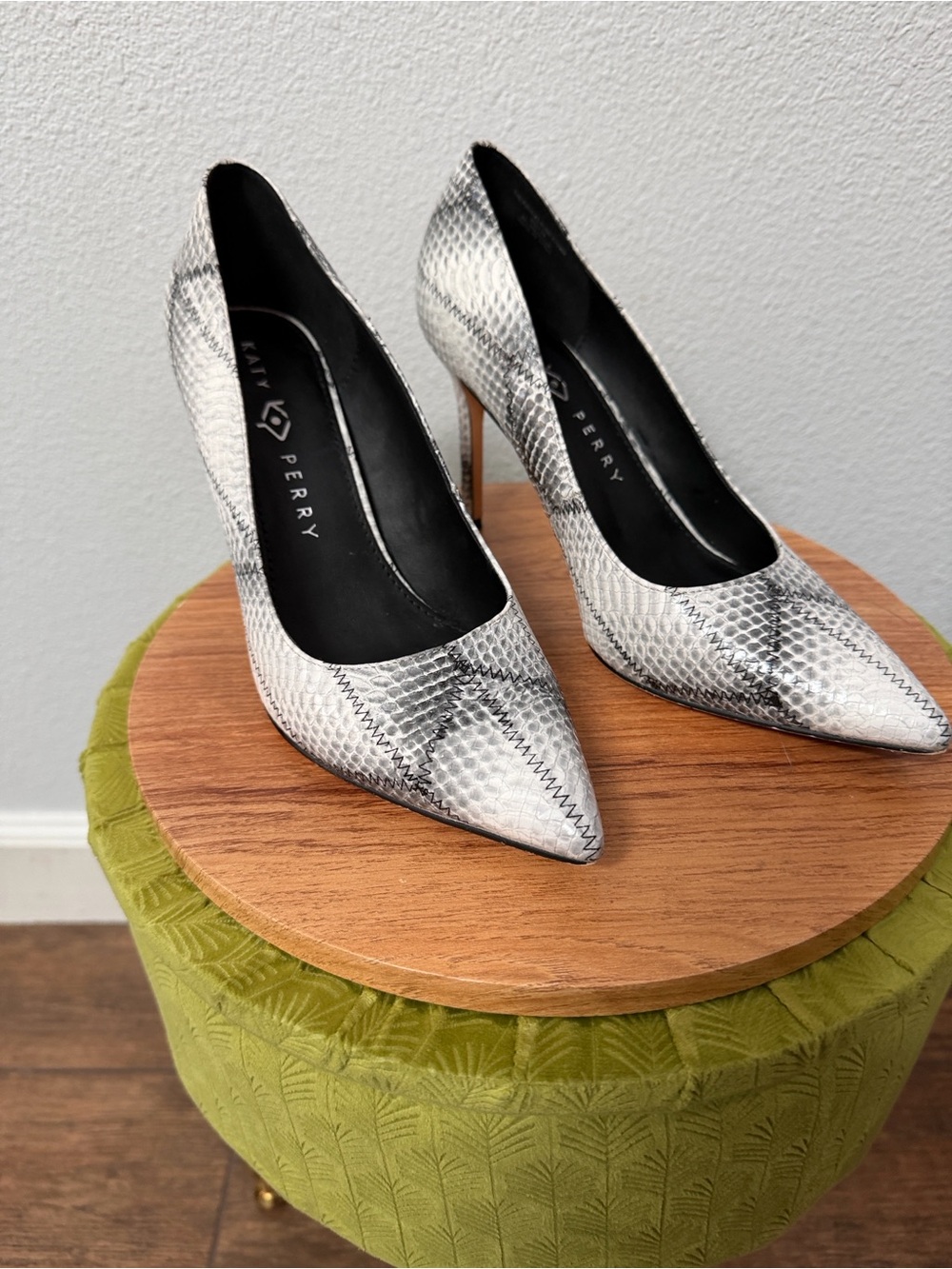 Katy Perry Women's The Revival Pointed Toe Pump in Black White Multi. Size 8